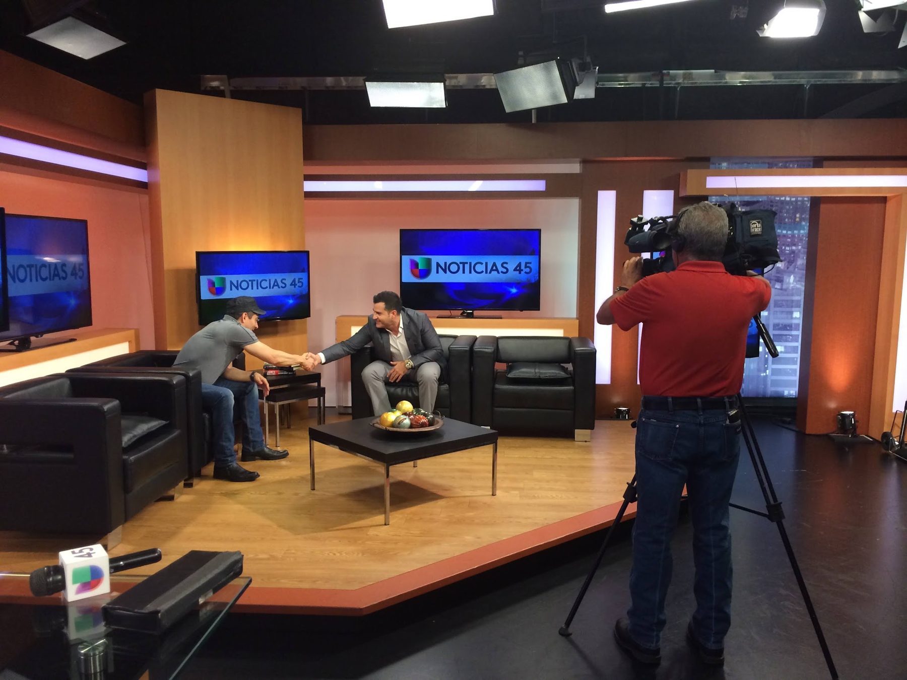 A spokesperson interviewed on a Spanish-language TV news set
